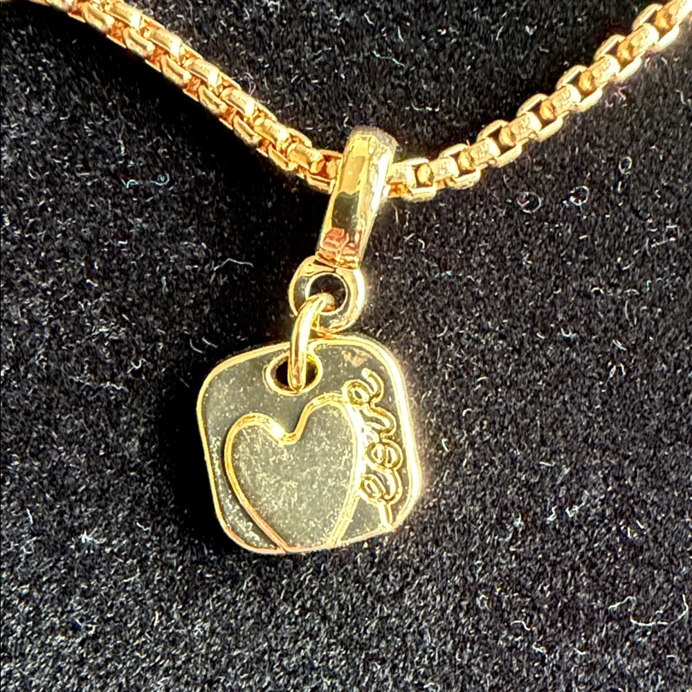 Elegant Effy 24” Gold Charm Necklace with 12 gold pendant charms. New in box. - Picture 10 of 16